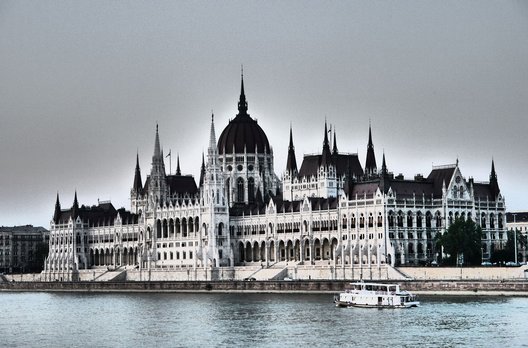 Beispielbild der G5: Ein kamerainterner Effekt sorgt für mehr Dramatik bei dieser Aufnahme des Palaments in Budapest. 